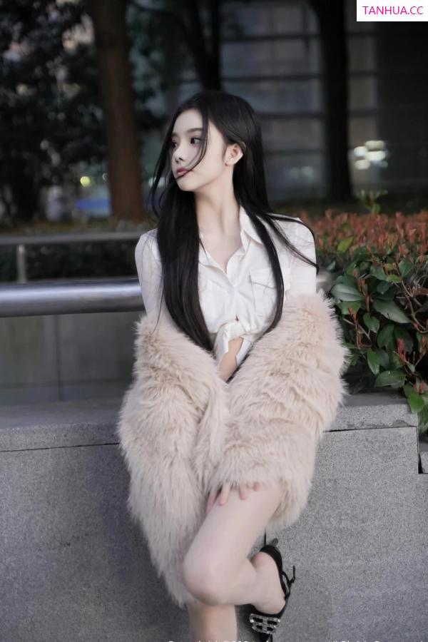   [XiuRen]高清写真图 2024.03.20 No.8261 龙雪儿 清纯美腿第9张图片